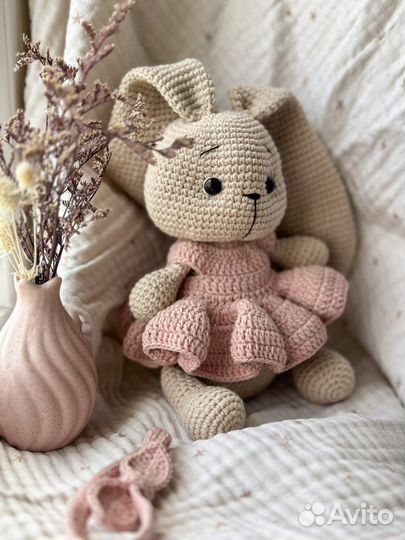 Вязаная игрушка зайка ручной работы