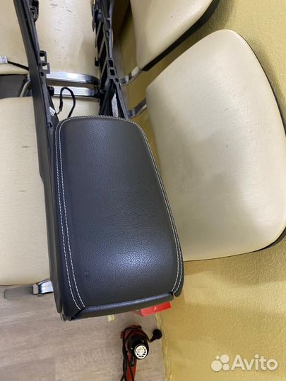 Центральная консоль с подлокотником