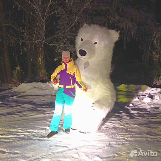 Белый мишка с поздравлением