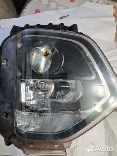 Правая фара на автомобиль