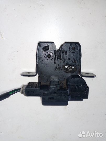 Замок крышки багажника Nissan Qashqai J10