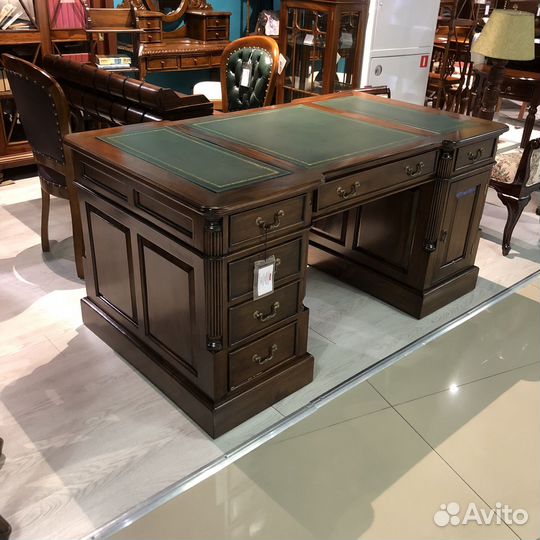 Письменный стол для руководителя с выставки