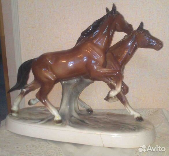 Большая статуэтка, Кони бегущие. Германия