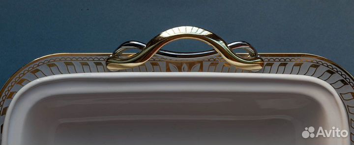 Золочёный поднос с фарфоровым блюдом
