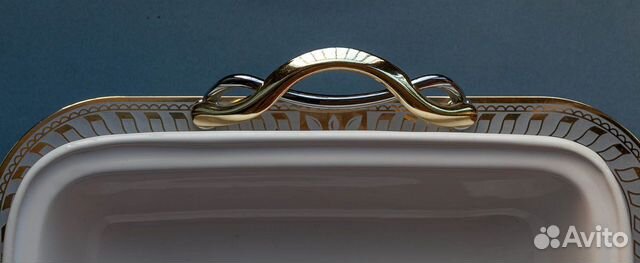 Золочёный поднос с фарфоровым блюдом