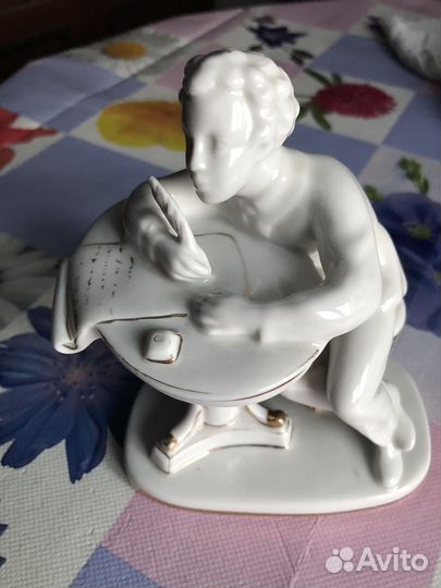 Пушкин фарфоровая статуэтка