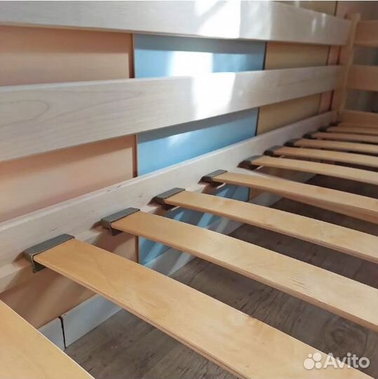 Детская кровать с крышей-домиком