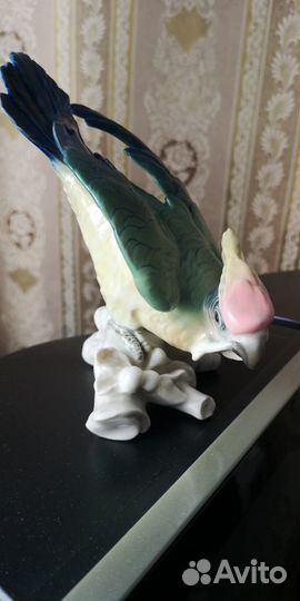 Фарфоровая скульптура фигура птицы попугай