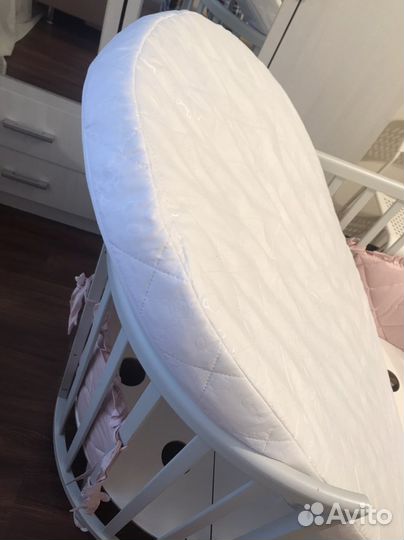 Детская кроватка с маятником и матрасом