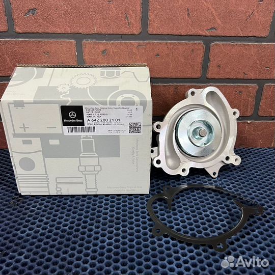 Помпа системы охлаждения mercedes-benz