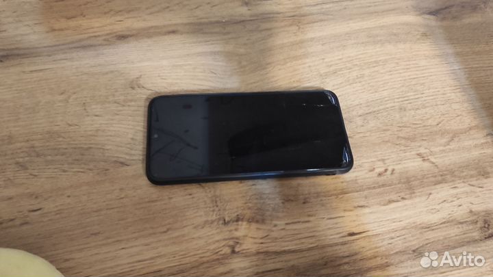 Продаю телефон redmi 8 на запчасти не рабочий