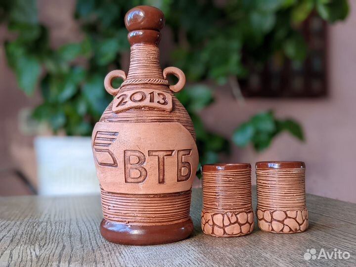 Глиняный кувшин и стопки