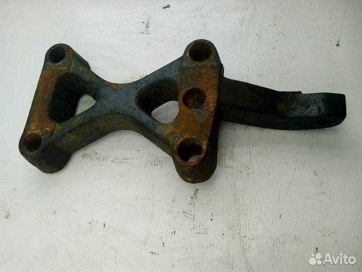 Кронштейн амортизатора ведущего моста, нижний прав