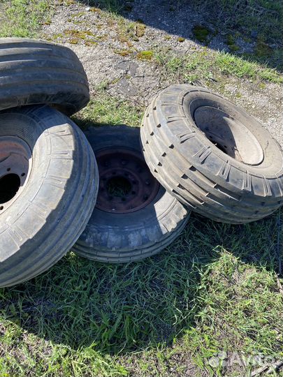 Ось тракторного прицепа с колесами