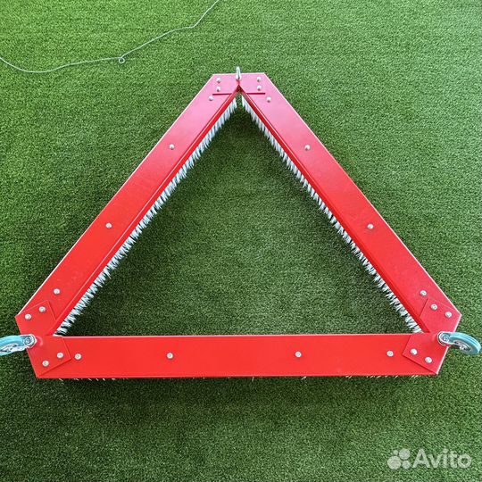 Треугольная щетка для искусственного газона