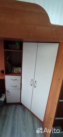 Детская кровать чердак со столом и шкафом