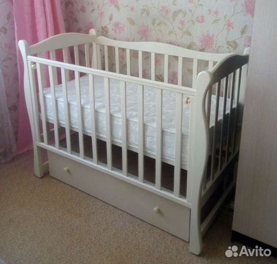 Детская кровать с маятником