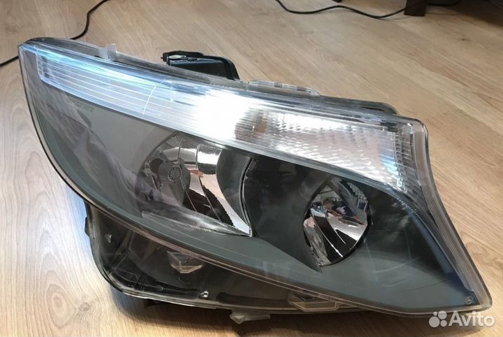 Фара на Mercedes W447 правая Галоген