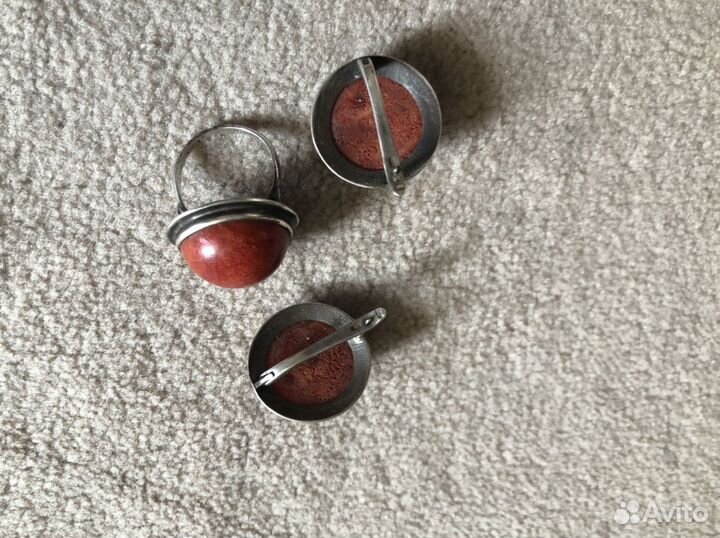 Серебряные серьги и кольцо с кораллом