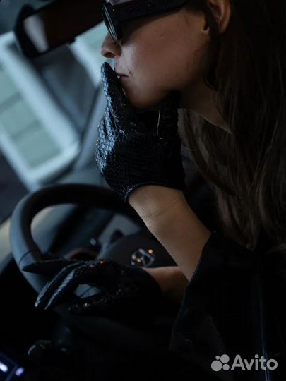 Перчатки Кассия из лакового питона