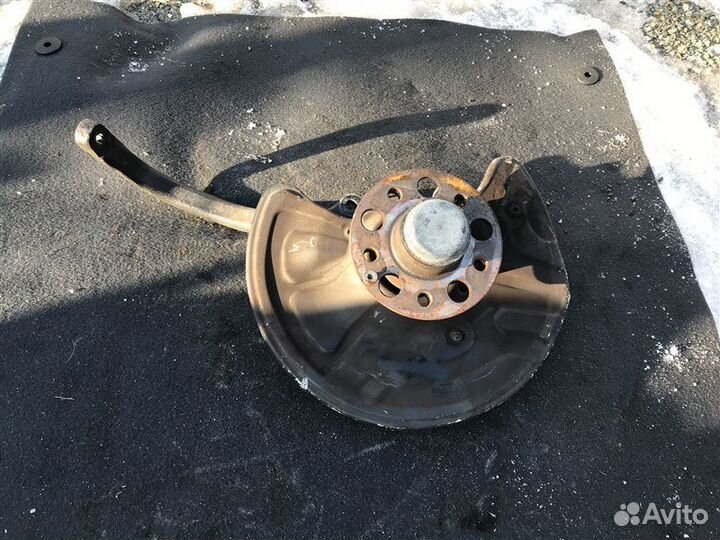 Ступица передняя левая Mercedes-Benz E-Class W211