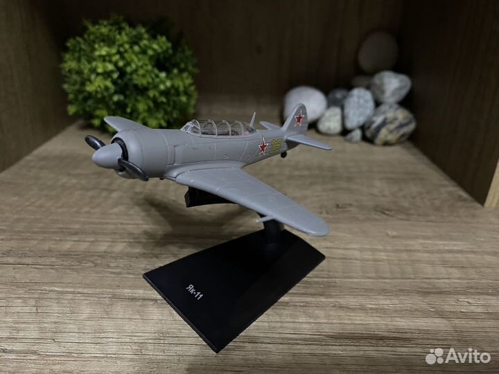 Модель самолета Як-11