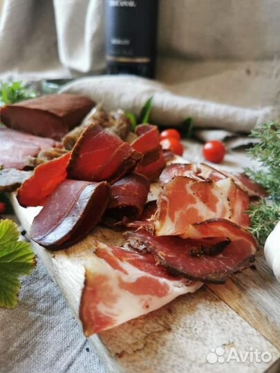 Мясные деликатесы сыровяленные