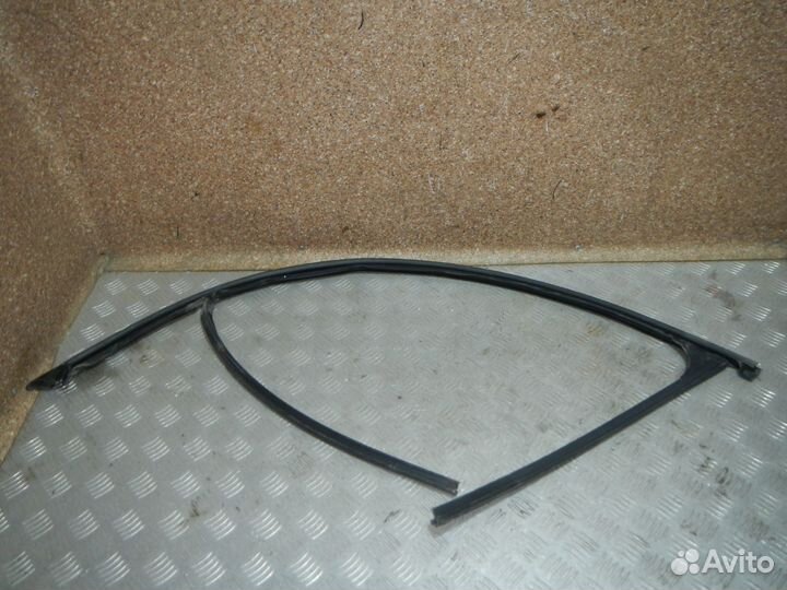 Уплотнитель стекла двери передней правой, Volvo (В
