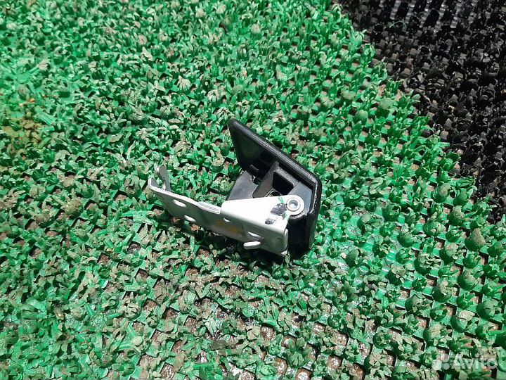 Рычаг открывания капота Mitsubishi Pajero Sport