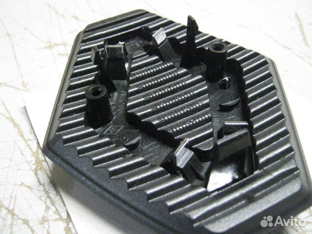 Эмблема решетки радиатора renault megane 2