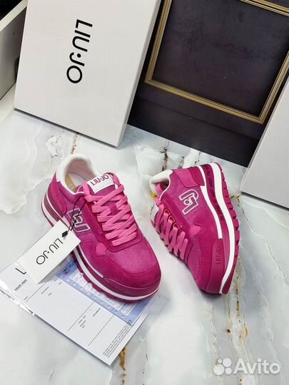 Кроссовки женские