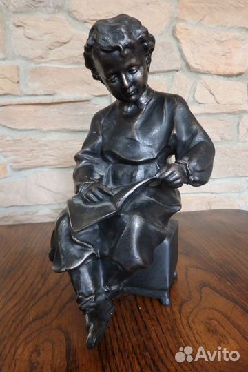 Статуэтка. Володя Ульянов с книгой