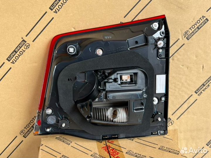 Фонарь багажника левый Toyota Lc200 15-21