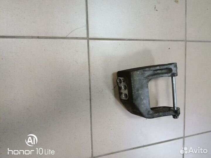 Кронштейн опоры двигателя Suzuki SX4