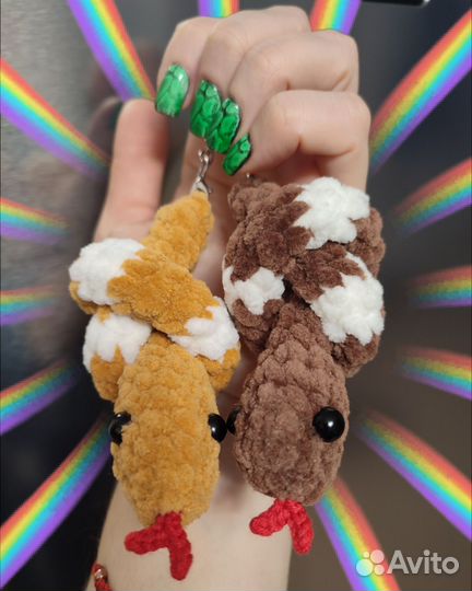 Вязаный брелок Змейка