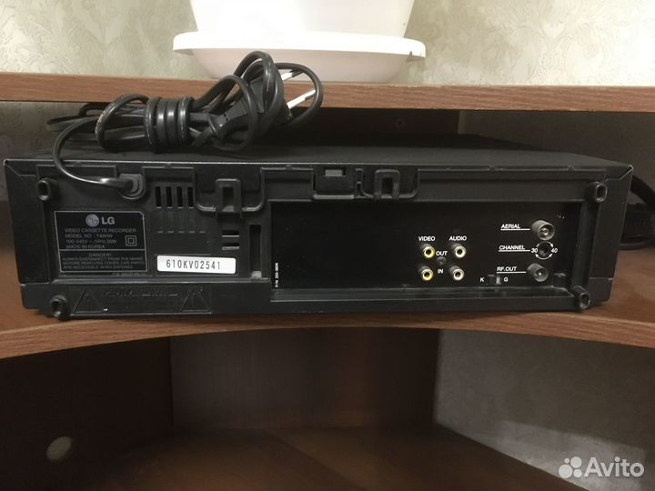 Продается видеомагнитофон + видеокассеты