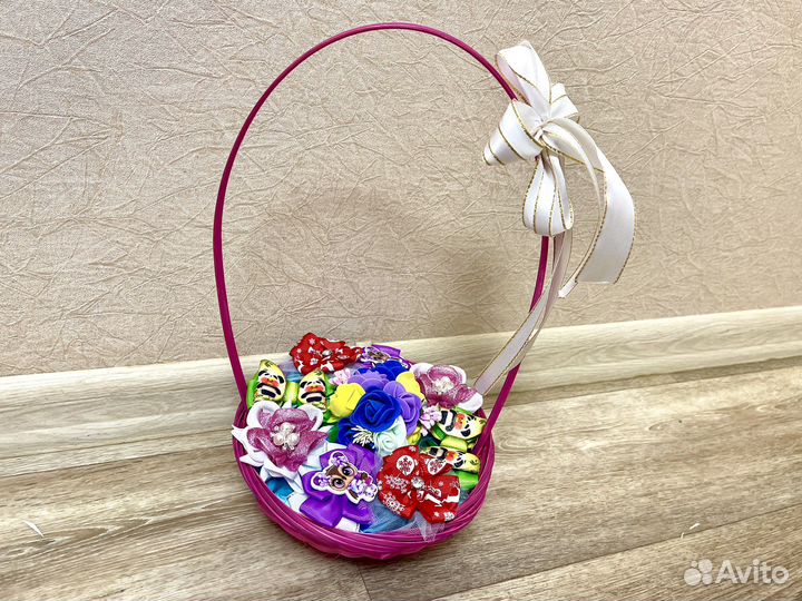 Корзина из бантиков, заколки, резинки