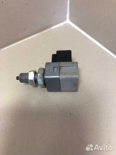 Датчик включения стопсигнала Hyundai Sonata V EF