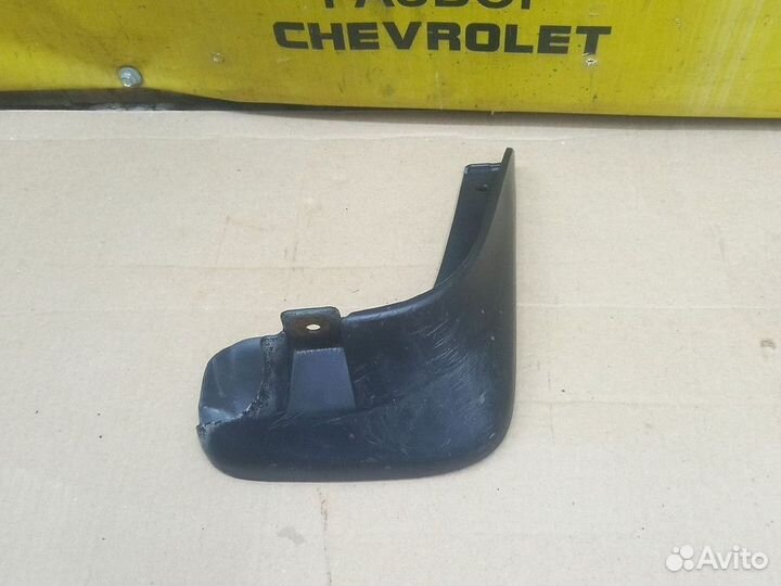 Брызговик передний правый Chevrolet Lacetti