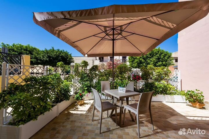 Уличный зонт на боковой опоре для кафе