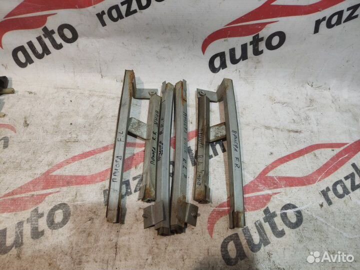 Направляющая стекла двери Лада Приора универсал