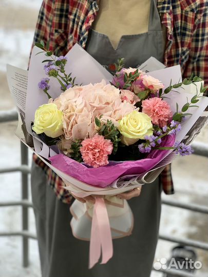 Милый букет из роз, и гвоздик, и гортензии Букетио