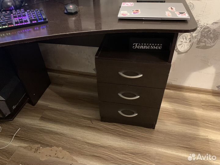 Компьютерный стол и кресло