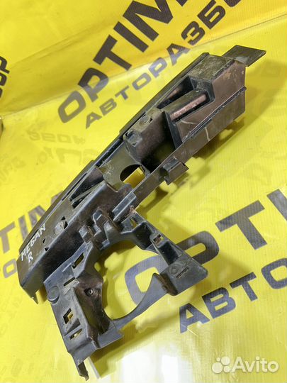 Кронштейн переднего бампера правый Renault Megane2