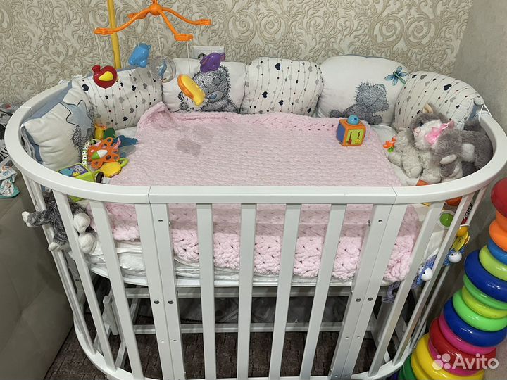 Детская кроватка с маятником