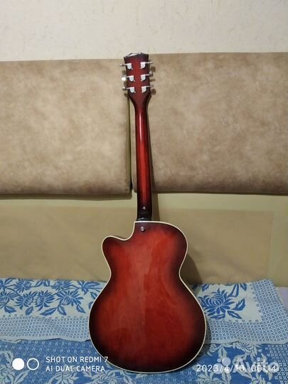 Полуакустическая гитара