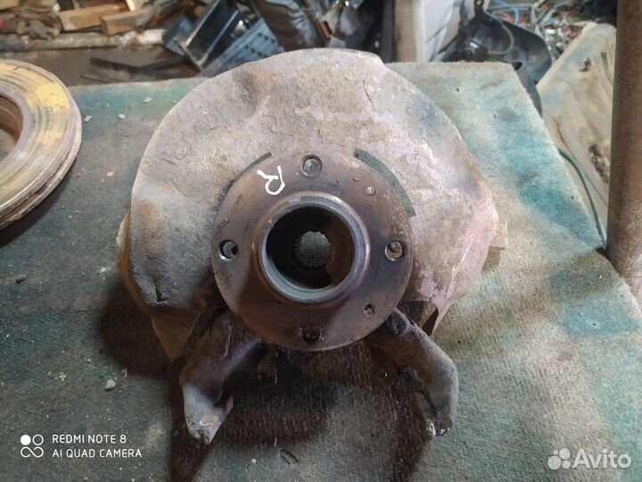 Кулак поворотный передний правый Golf 2