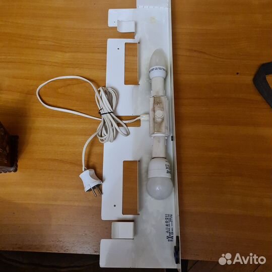 Надстольная белая лампа