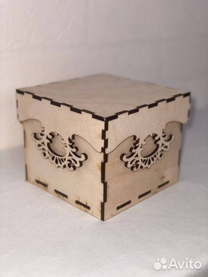 Коробка со съемной крышкой, с резными элементами