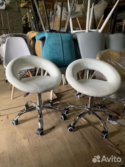 Стул на колесиках